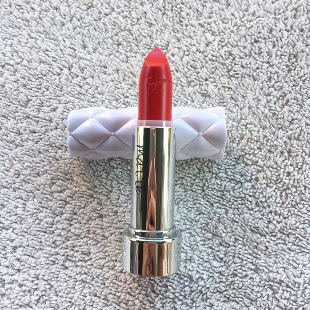 IT COSMETICS Pillow Lips Lipstick (Fanciful matte)